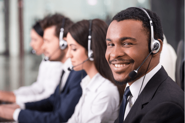 O que é um call center e como ele gera resultados? Entenda como essa operação organiza vendas, atendimento e processos para aumentar eficiência e faturamento.